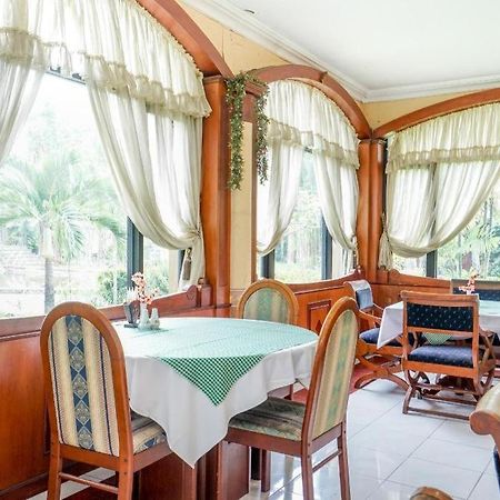Istana Permata Juanda Hotell Sawotratap Exteriör bild