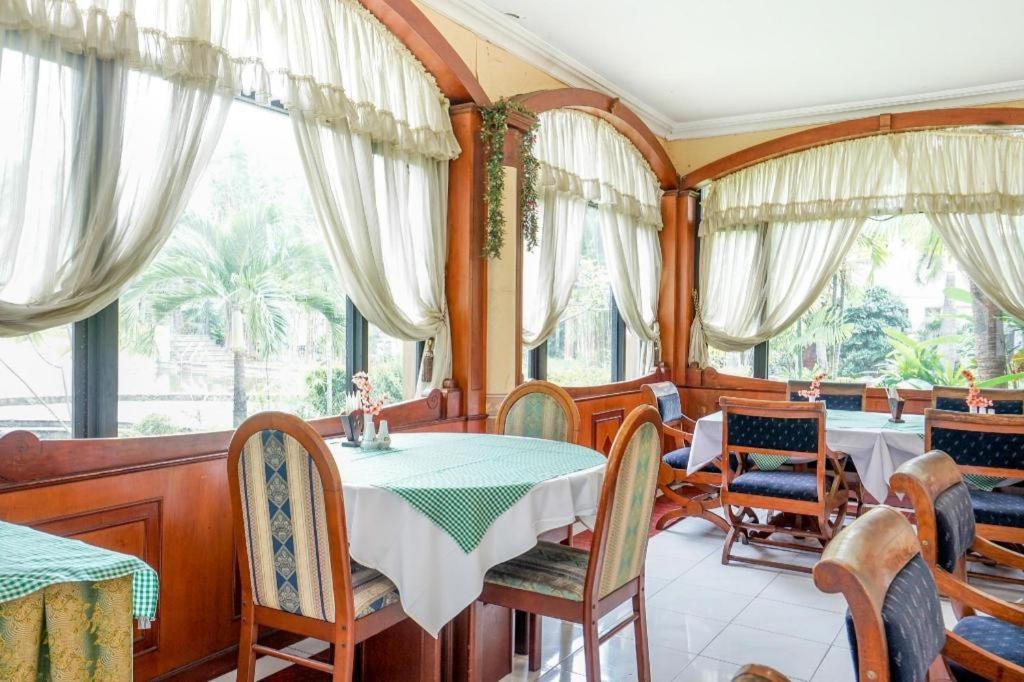 Istana Permata Juanda Hotell Sawotratap Exteriör bild