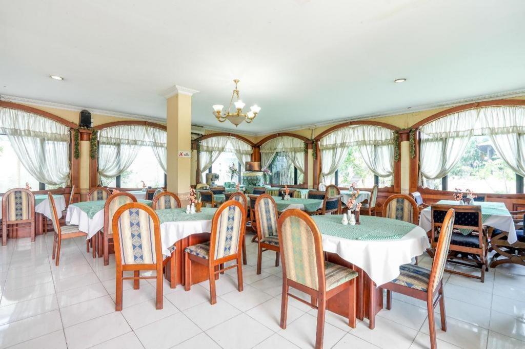 Istana Permata Juanda Hotell Sawotratap Exteriör bild