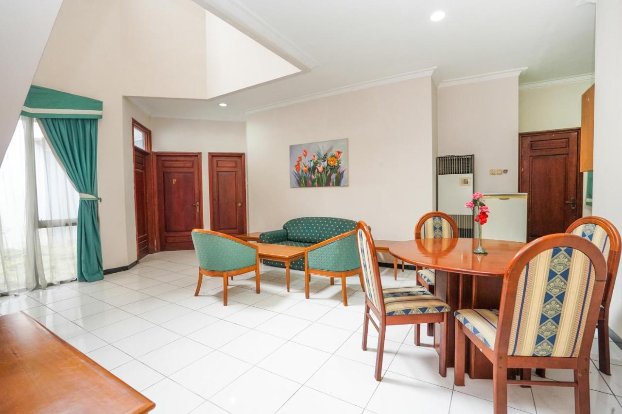 Istana Permata Juanda Hotell Sawotratap Exteriör bild