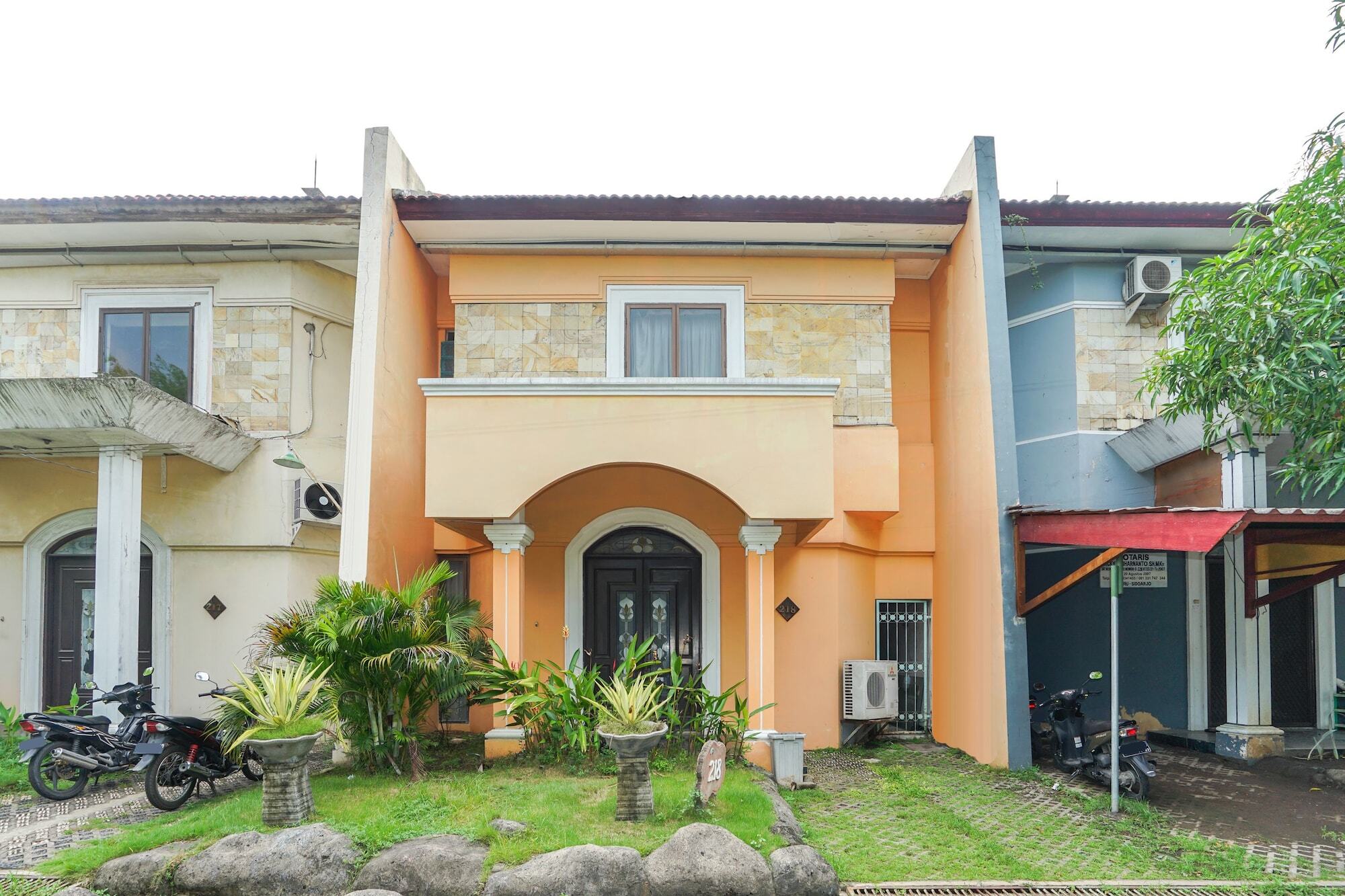 Istana Permata Juanda Hotell Sawotratap Exteriör bild