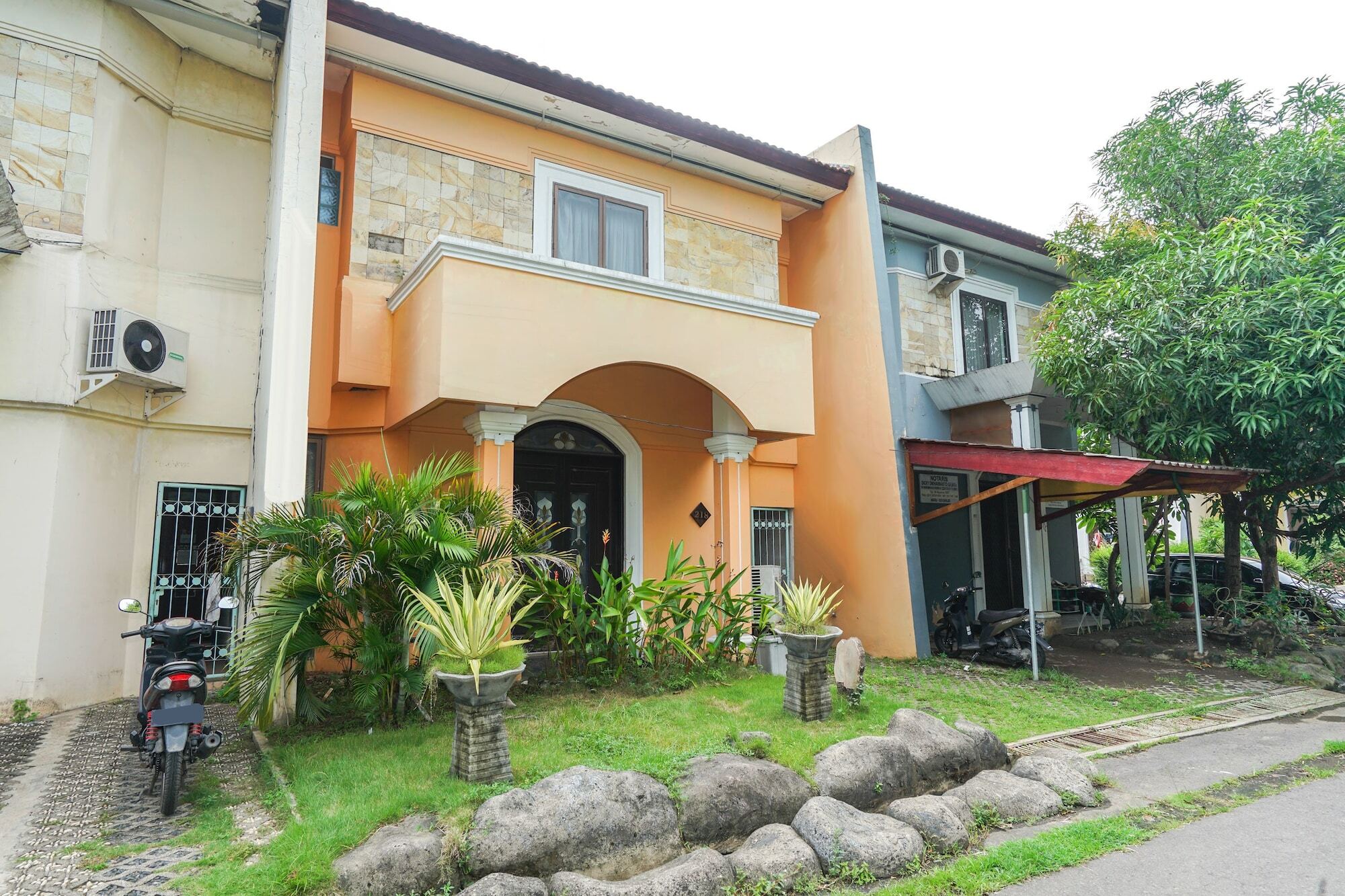 Istana Permata Juanda Hotell Sawotratap Exteriör bild